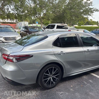 2024 Toyota Camry Hybrid SE - miniatura 8