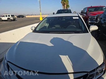 2024 Toyota Camry LE - miniatura 2