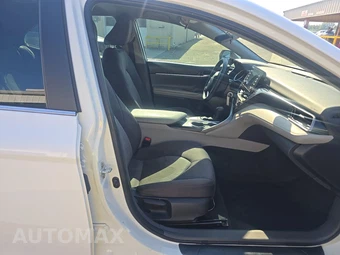 2024 Toyota Camry LE - miniatura 8