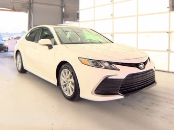 2024 Toyota Camry LE - miniatura 3