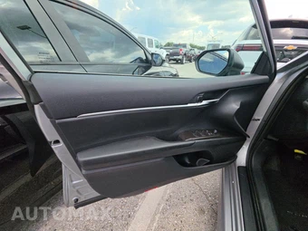2024 Toyota Camry SE - miniatura 9