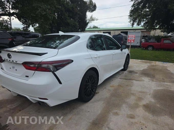 2024 Toyota Camry SE - miniatura 3
