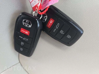 2024 Toyota Corolla Cross XLE - miniatura 8