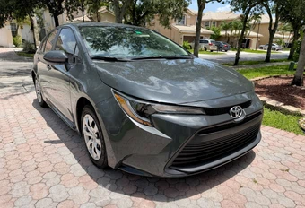 2024 Toyota Corolla LE Sedan - miniatura 2