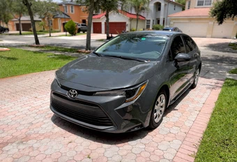 2024 Toyota Corolla LE Sedan - miniatura 4
