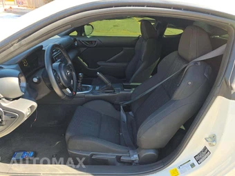 2024 Toyota GR86 - miniatura 3