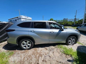 2024 Toyota Highlander LE - miniatura 4