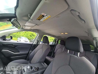 2024 Toyota Highlander LE – miniatura 8