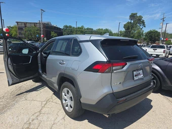 2024 Toyota RAV4 LE - miniatura 2