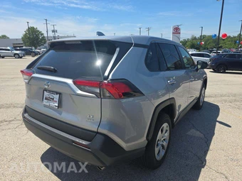 2024 Toyota RAV4 LE - miniatura 3