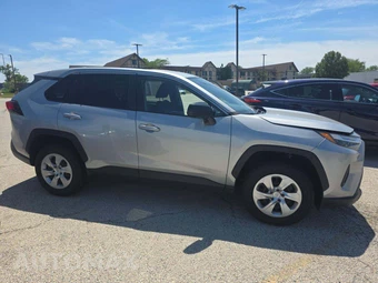 2024 Toyota RAV4 LE - miniatura 4