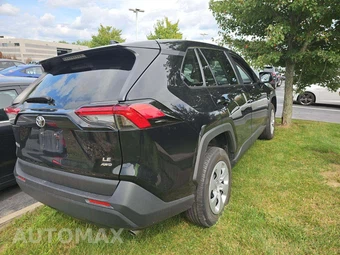 2024 Toyota RAV4 LE - miniatura 3