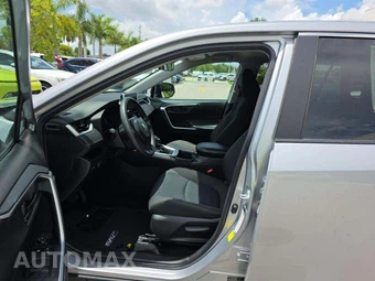 2024 Toyota RAV4 LE – miniatura 3
