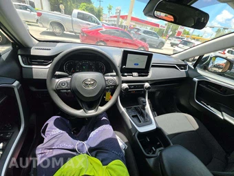 2024 Toyota RAV4 LE - miniatura 10