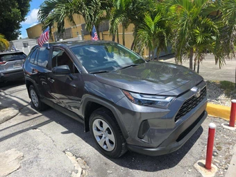 2024 Toyota RAV4 LE - miniatura 4