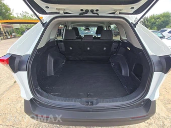 2024 Toyota RAV4 LE - miniatura 11