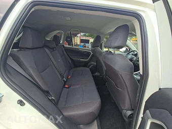 2024 Toyota RAV4 LE - miniatura 13