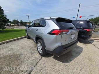 2024 Toyota RAV4 LE - miniatura 2