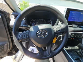 2024 Toyota RAV4 LE - miniatura 10