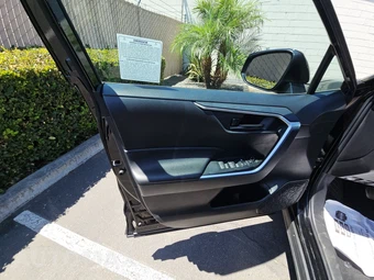 2024 Toyota RAV4 LE - miniatura 9