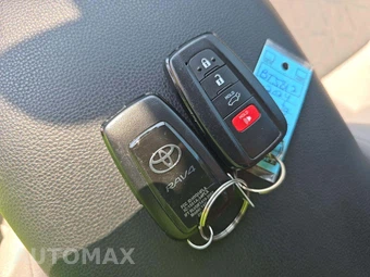 2024 Toyota RAV4 XLE - miniatura 5