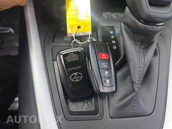 2024 Toyota RAV4 XLE - miniatura 8