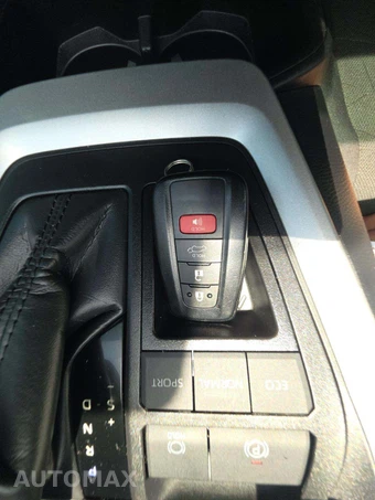 2024 Toyota RAV4 XLE - miniatura 8