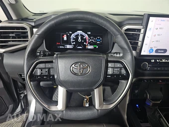 2024 Toyota Sequoia SR5 - miniatura 10