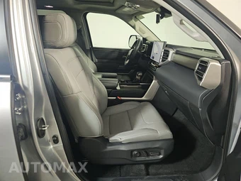 2024 Toyota Sequoia SR5 - miniatura 8