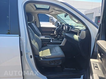 2024 Toyota Sequoia SR5 - miniatura 8