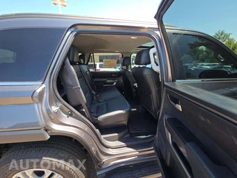 2024 Toyota Sequoia SR5 – miniatura 14
