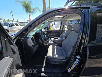 2024 Toyota Sequoia SR5 - miniatura 6