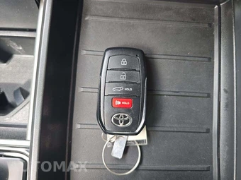 2024 Toyota Sequoia SR5 – miniatura 5