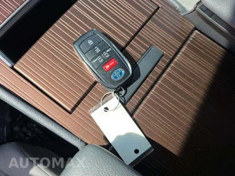 2024 Toyota Sienna LE 8-Passenger 120.5" WB - miniatura 8
