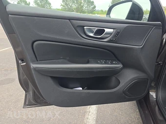 2024 Volvo S60 B5 Core Dark – miniatura 9