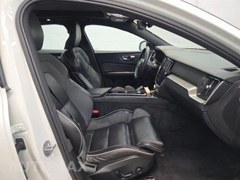 2024 Volvo S60 B5 Plus Black Edition – miniatura 8
