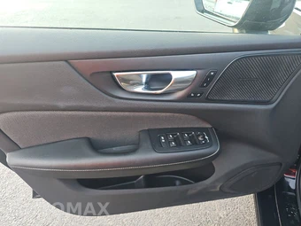 2024 Volvo S60 B5 Plus Black Edition – miniatura 9