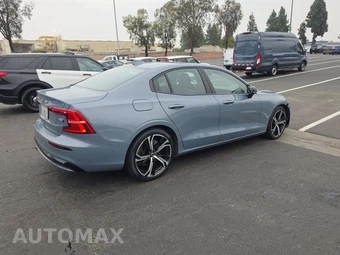 2024 Volvo S60 B5 Plus Dark – miniatura 4