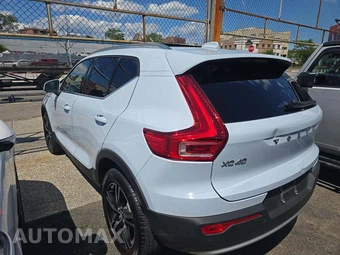 2024 Volvo XC40 B5 Core Bright Theme – miniatura 2