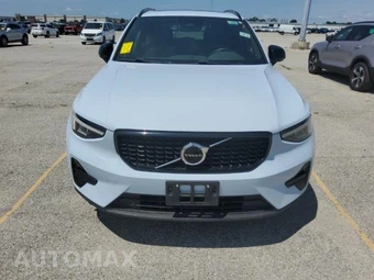 2024 Volvo XC40 B5 Core Bright Theme – miniatura 2