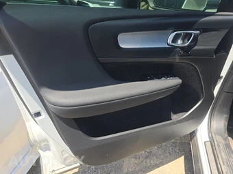 2024 Volvo XC40 B5 Core Bright Theme - miniatura 9