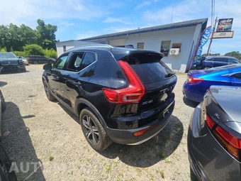 2024 Volvo XC40 B5 Core Bright Theme – miniatura 2