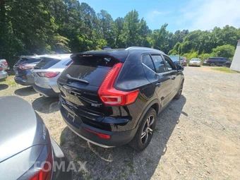 2024 Volvo XC40 B5 Core Bright Theme – miniatura 3
