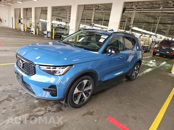 2024 Volvo XC40 B5 Core Dark Theme