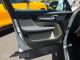 2024 Volvo XC40 B5 Plus Bright Theme – miniatura 9