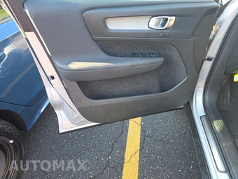 2024 Volvo XC40 B5 Plus Bright Theme – miniatura 9