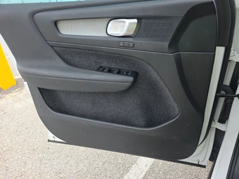 2024 Volvo XC40 B5 Plus Bright Theme – miniatura 9