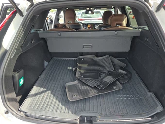2024 Volvo XC60 B5 Plus Dark Theme - miniatura 16