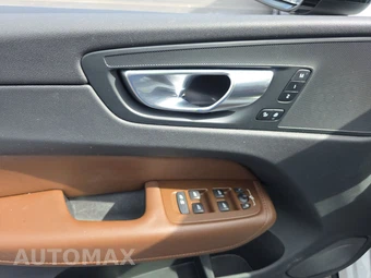 2024 Volvo XC60 B5 Plus Dark Theme - miniatura 9