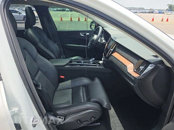 2024 Volvo XC60 B5 Ultimate Dark Theme – miniatura 8